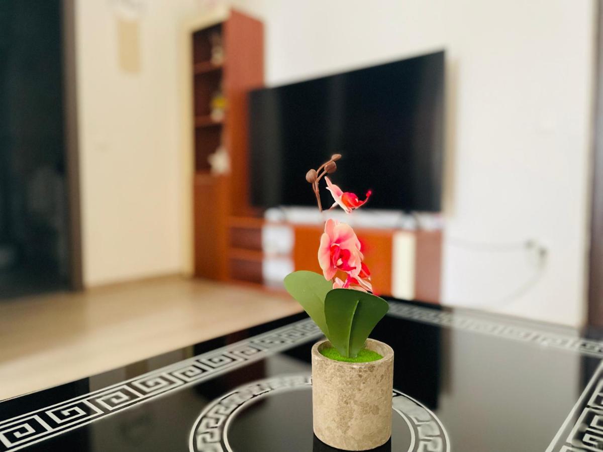 Ella *